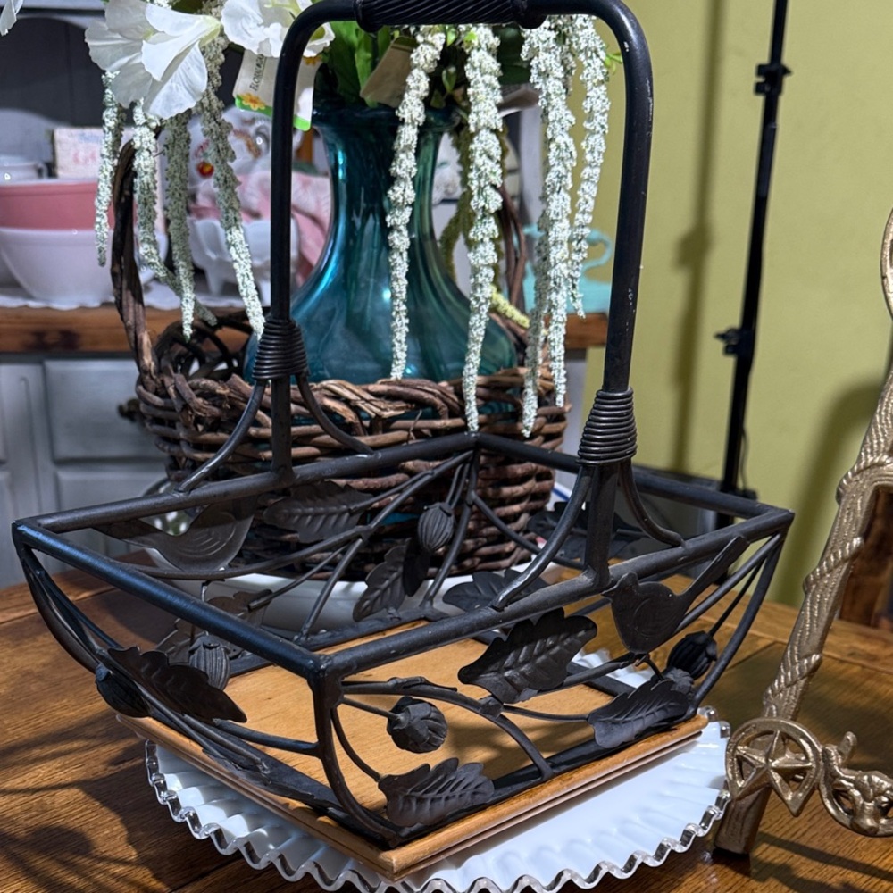 Flash sale💥🔥Black wrought iron and wood Metal Leaf Design Basket